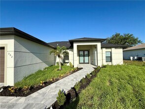 302 SW 14th Ave in Cape Coral, FL - Foto de edificio - Building Photo