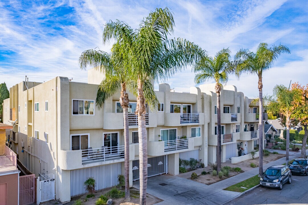 1055 Orizaba Ave in Long Beach, CA - Foto de edificio