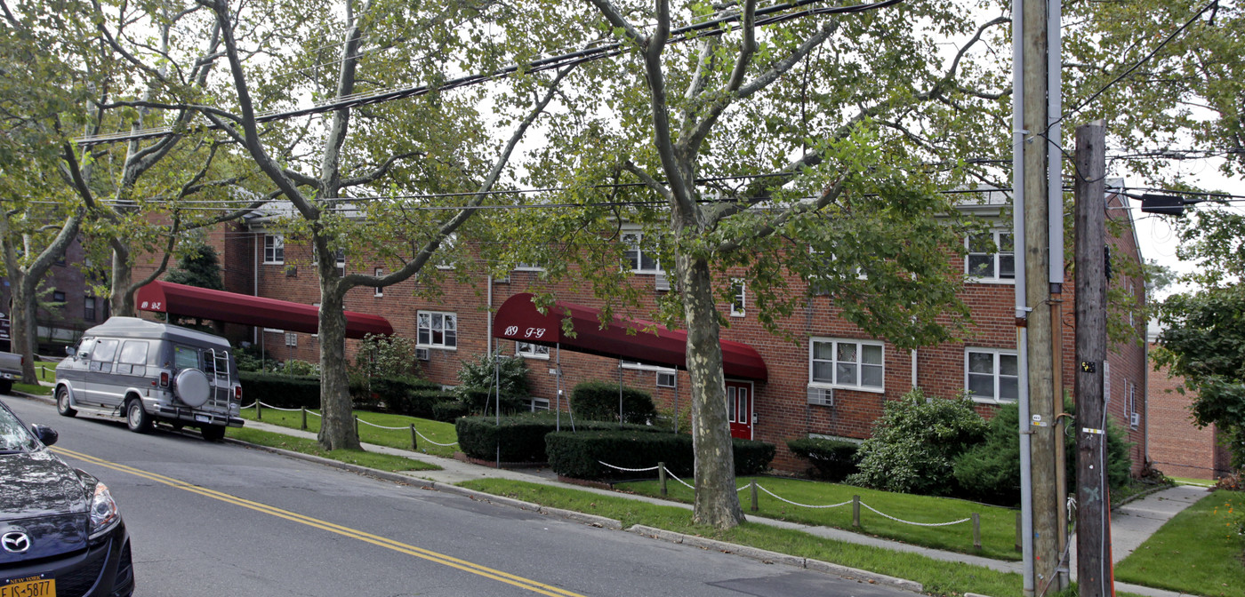 Drake Lane in New Rochelle, NY - Building Photo