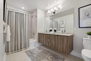 641 W Grand Ave, Unit S in Chicago, IL - Building Photo