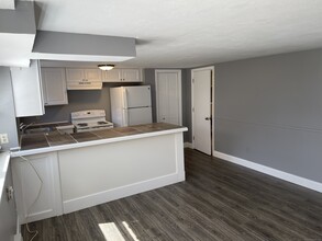 54 Church St-Unit -3 in Stonington, CT - Building Photo - Building Photo