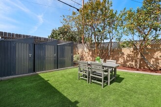 3722 Ben St, Unit 2 in San Diego, CA - Foto de edificio - Building Photo