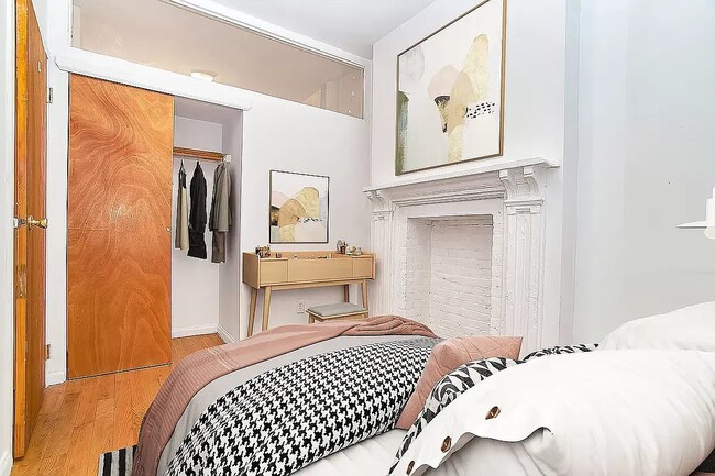 8 St Marks Pl in New York, NY - Building Photo - Building Photo