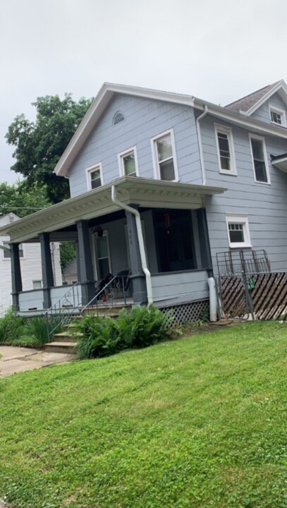 505 E Chestnut St, Unit A in Bloomington, IL - Building Photo