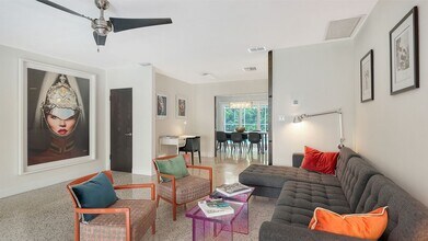 4925 Bay Shore Rd in Sarasota, FL - Building Photo - Building Photo