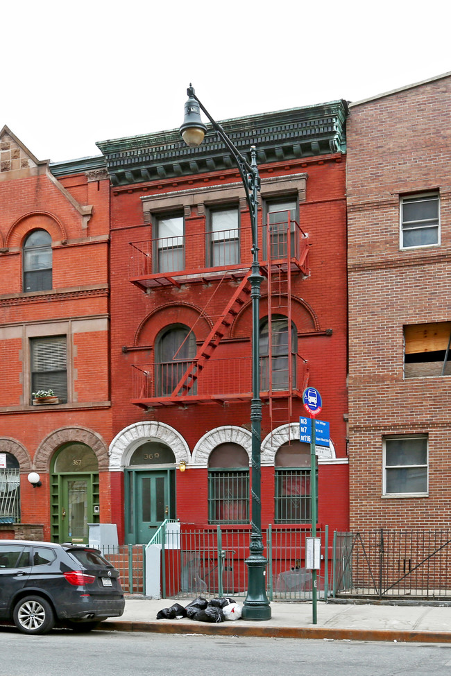 369 Manhattan Ave in New York, NY - Foto de edificio - Building Photo