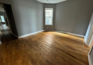 134 Wilkinson Ave, Unit 2 in Jersey City, NJ - Foto de edificio - Building Photo