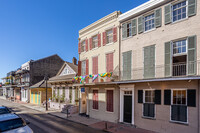 827 Burgundy St in New Orleans, LA - Foto de edificio - Building Photo