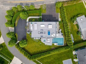 8 Middle Pond Ln in Southampton, NY - Foto de edificio - Building Photo