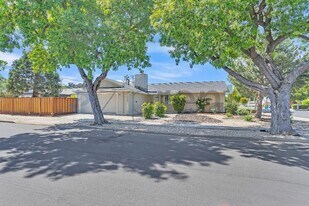 500 Middlesex Rd in Belmont, CA - Building Photo