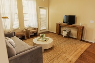 Renaissance At North Park in Lubbock, TX - Foto de edificio - Building Photo