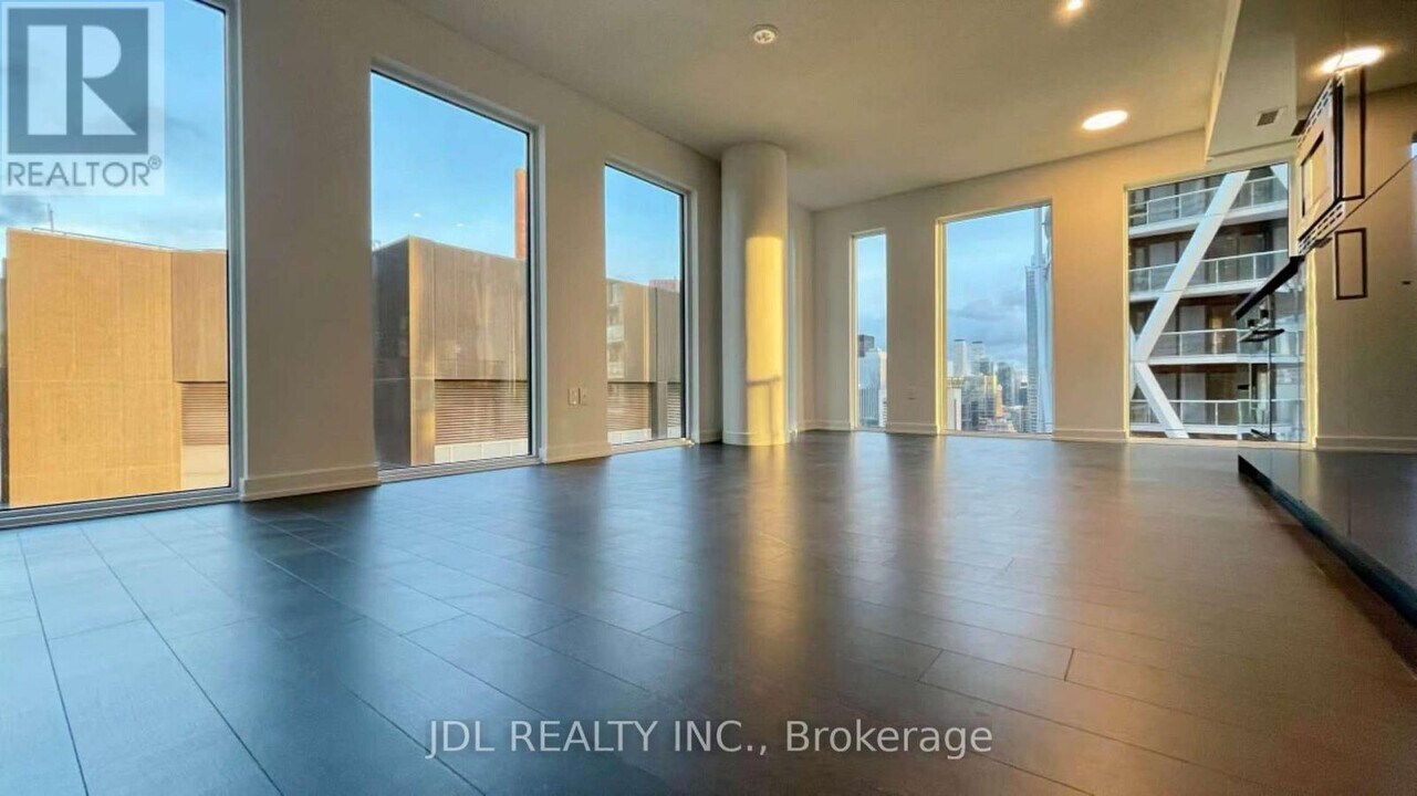 238 Simcoe St in Toronto, ON - Building Photo