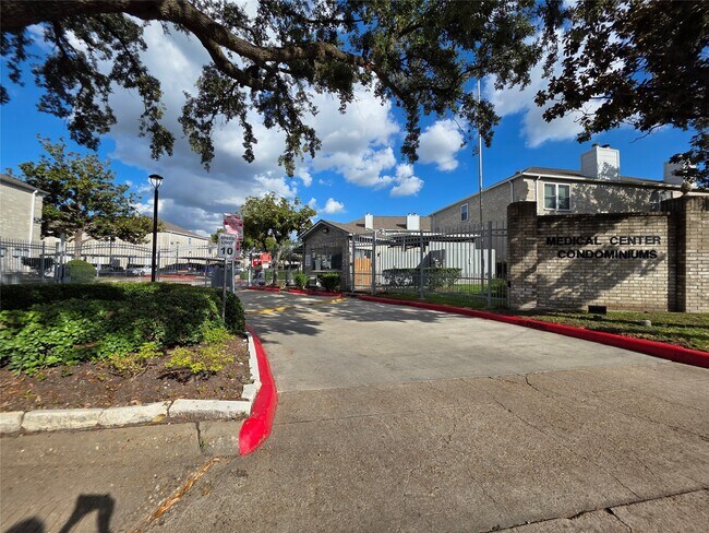 7663 Cambridge St in Houston, TX - Building Photo - Building Photo