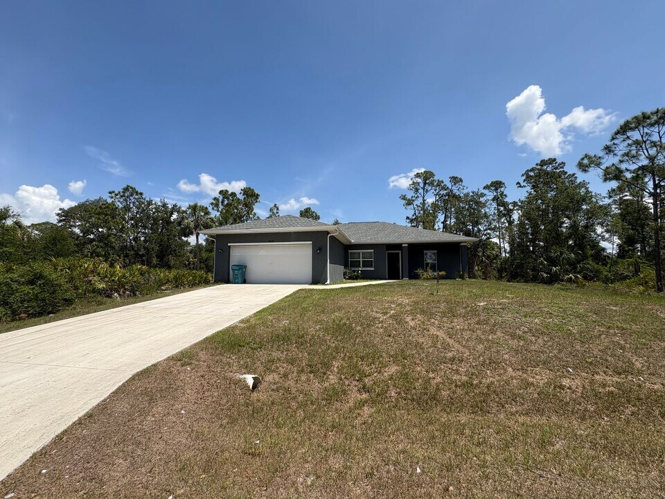 18020 Poston Ave in Port Charlotte, FL - Building Photo