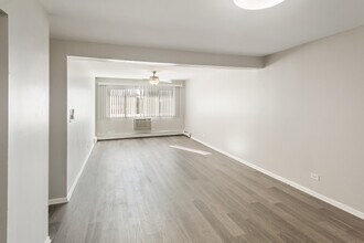 705 S Milwaukee Ave in Libertyville, IL - Building Photo - Building Photo