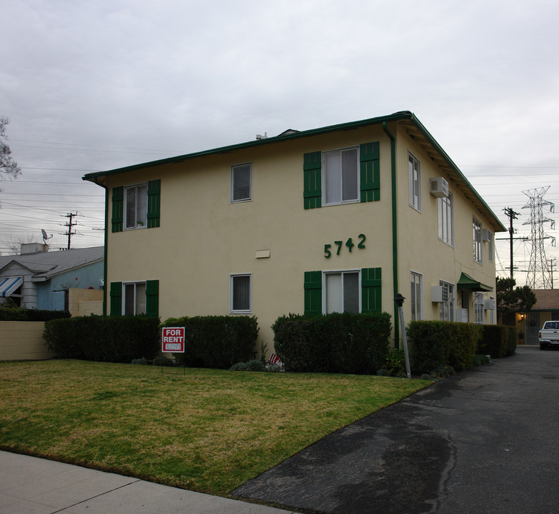 5742 Willowcrest Ave in North Hollywood, CA - Foto de edificio