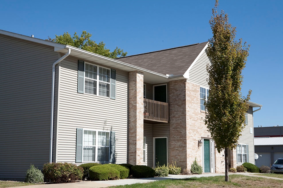 Covington Court Apartments in Peoria, IL - Building Photo