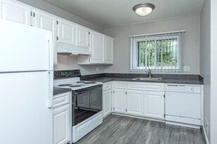 Essex At Hampton in Rochester Hills, MI - Building Photo