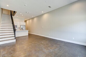 915 Henderson St-Unit -B in Houston, TX - Foto de edificio - Building Photo