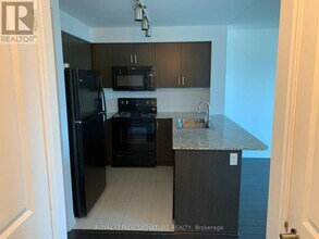 80-480 Esther Lorrie Dr in Toronto, ON - Building Photo - Building Photo