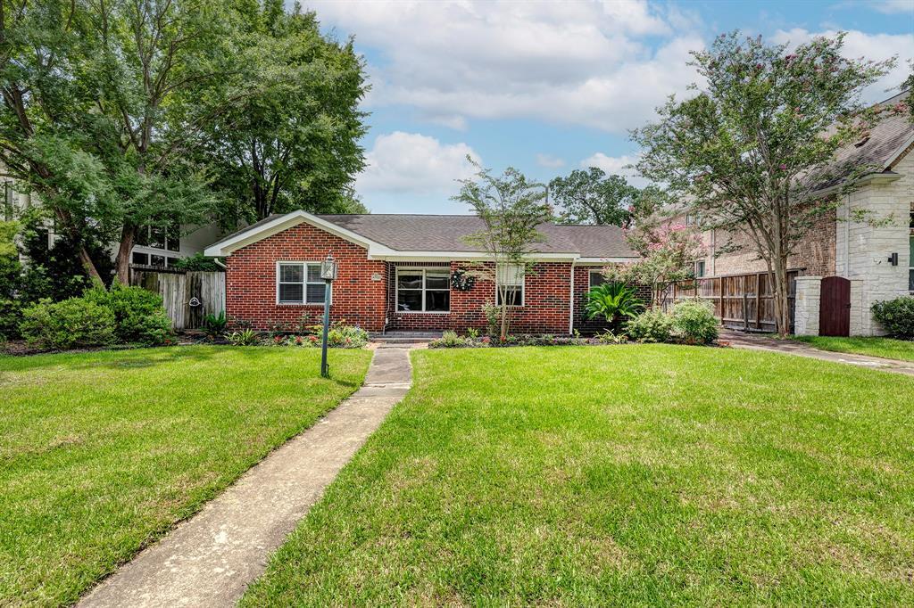 4703 Braeburn Dr in Bellaire, TX - Building Photo