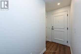 571 Prince Edward Dr N in Toronto, ON - Building Photo - Building Photo