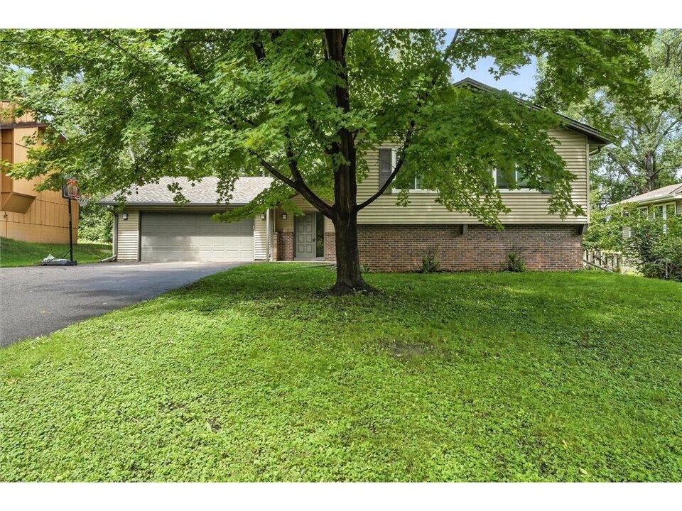 11220 Red Fox Dr N in Maple Grove, MN - Building Photo