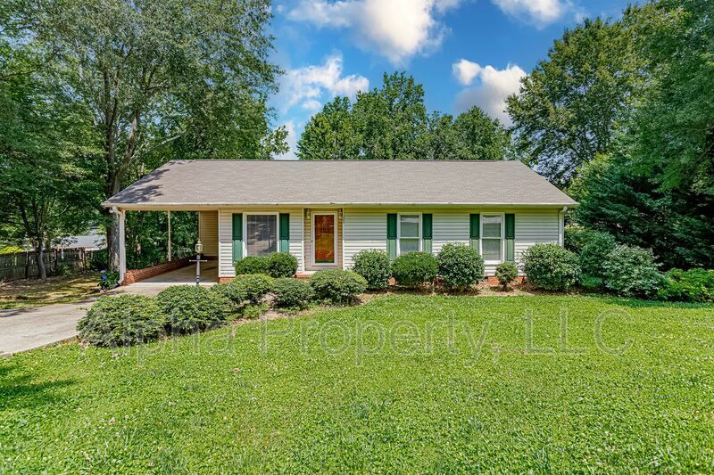 300 Indian Trail in Taylors, SC - Building Photo