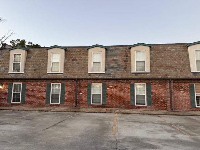 11271 Florida Blvd in Baton Rouge, LA - Foto de edificio - Building Photo