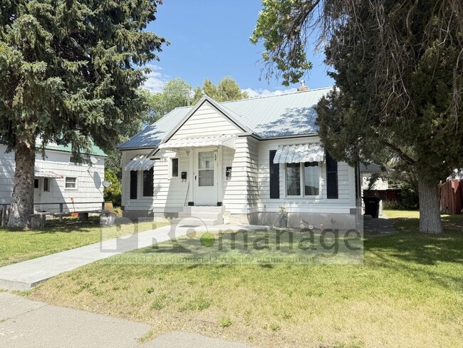 property at 1365 Scott Pl