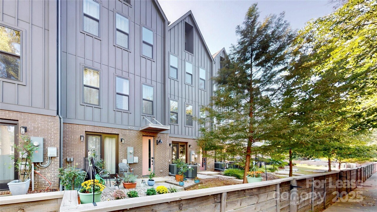 4019 Plaza Row Ct in Charlotte, NC - Building Photo
