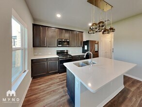 906 Limestone Shls Rd in Austin, TX - Foto de edificio - Building Photo