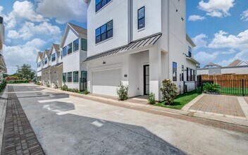 1645 Bingle Rd in Houston, TX - Building Photo - Building Photo