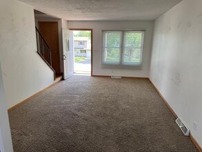 18 Parkview Dr, Unit C in Eldridge, IA - Foto de edificio - Building Photo