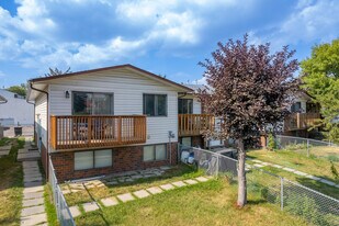 1215 44 St SE in Calgary, AB - Building Photo