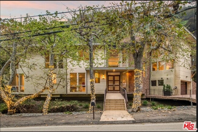 3685 Mandeville Canyon Rd in Los Angeles, CA - Building Photo - Building Photo