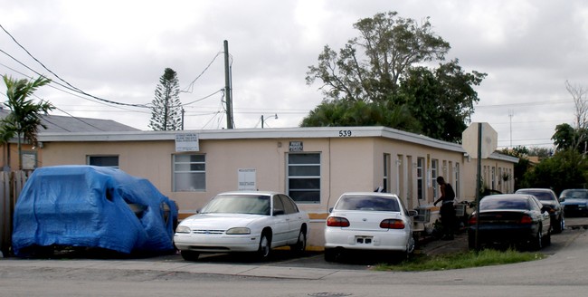 LC 16:539 NW 1st Ave in Hallandale Beach, FL - Foto de edificio - Building Photo