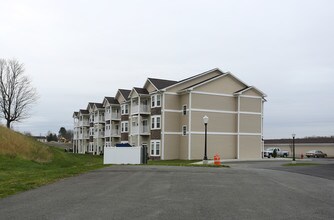 Enclave at Duncan Meadows in Troy, NY - Foto de edificio - Building Photo