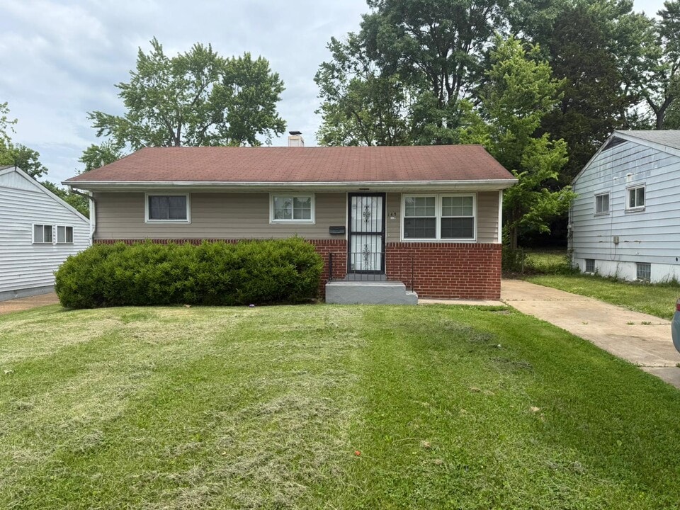 145 Perthshire Rd in St. Louis, MO - Building Photo