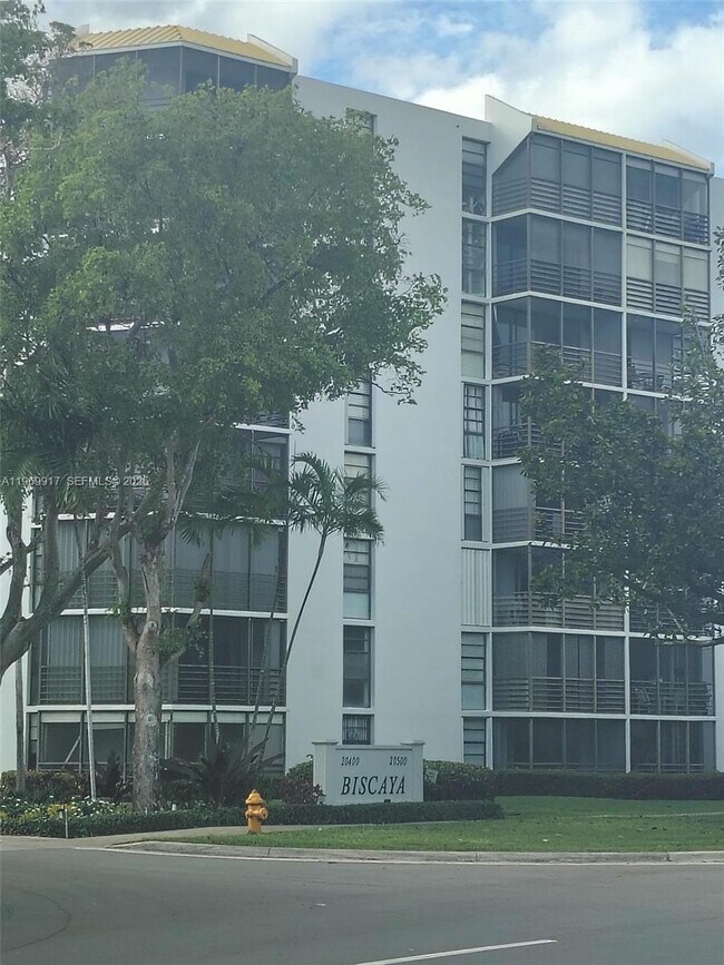 20400 W Country Club Dr in Aventura, FL - Foto de edificio - Building Photo