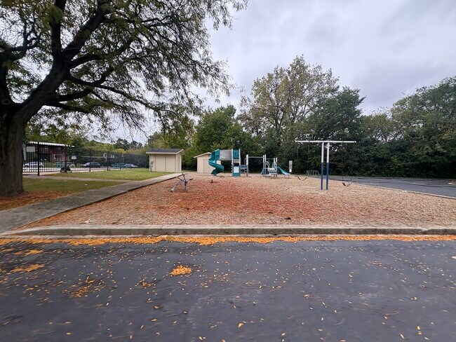 200 Willow Ln in Willow Springs, IL - Building Photo - Building Photo