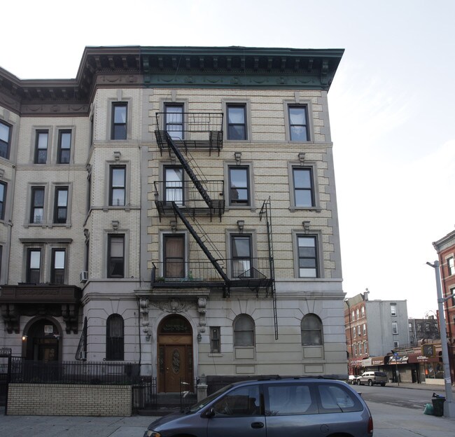 490A Jefferson Ave in Brooklyn, NY - Foto de edificio - Building Photo