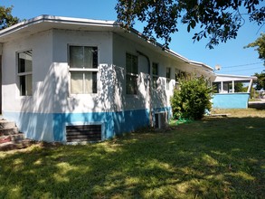 8300 NE 4th Pl in Miami, FL - Building Photo - Primary Photo