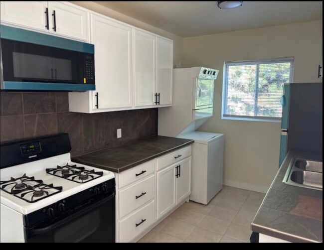 9111 Cattaraugus Ave in Los Angeles, CA - Foto de edificio - Building Photo