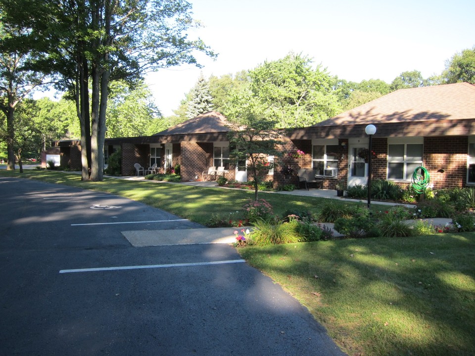 Village House Apartments in Ludington, MI - Building Photo