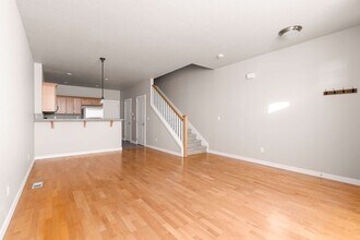 929 SE Marion St in Portland, OR - Building Photo - Building Photo