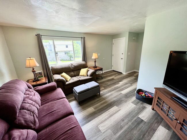 8099 Nuttals Grove Rd in Plum, PA - Foto de edificio - Building Photo