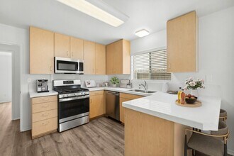 375 Woodland Pl-Unit -A in Costa Mesa, CA - Building Photo - Building Photo