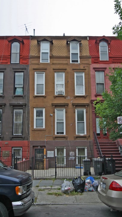 691 Greene Ave in Brooklyn, NY - Foto de edificio