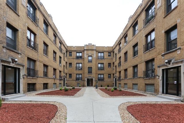 property at 732 W Roscoe St